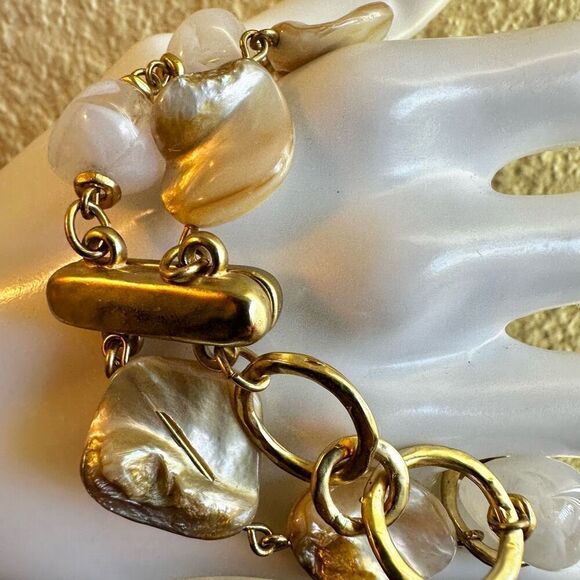 Abalone and white beaded double strand gold tone bracelet - Picture 4 of 8